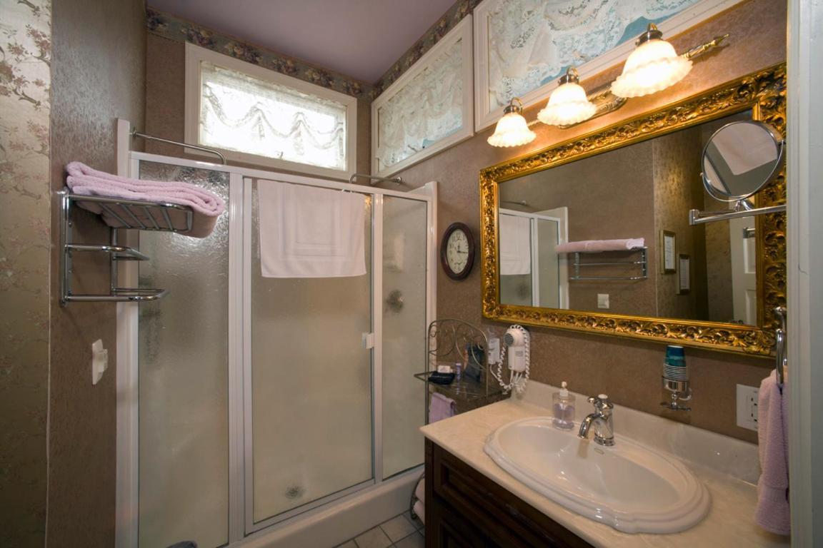Port City Victorian Inn Маскигон Екстериор снимка