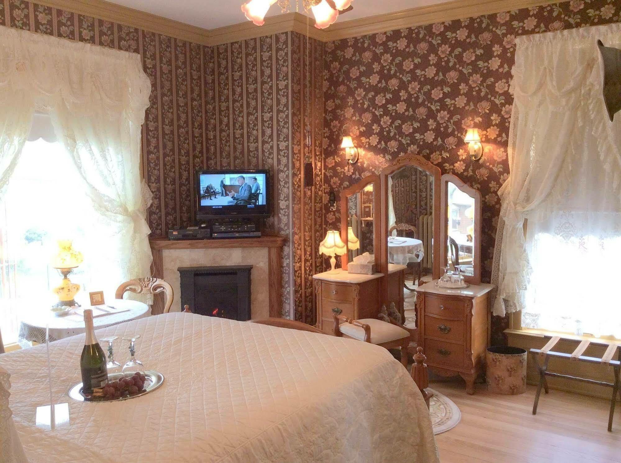 Port City Victorian Inn Маскигон Екстериор снимка