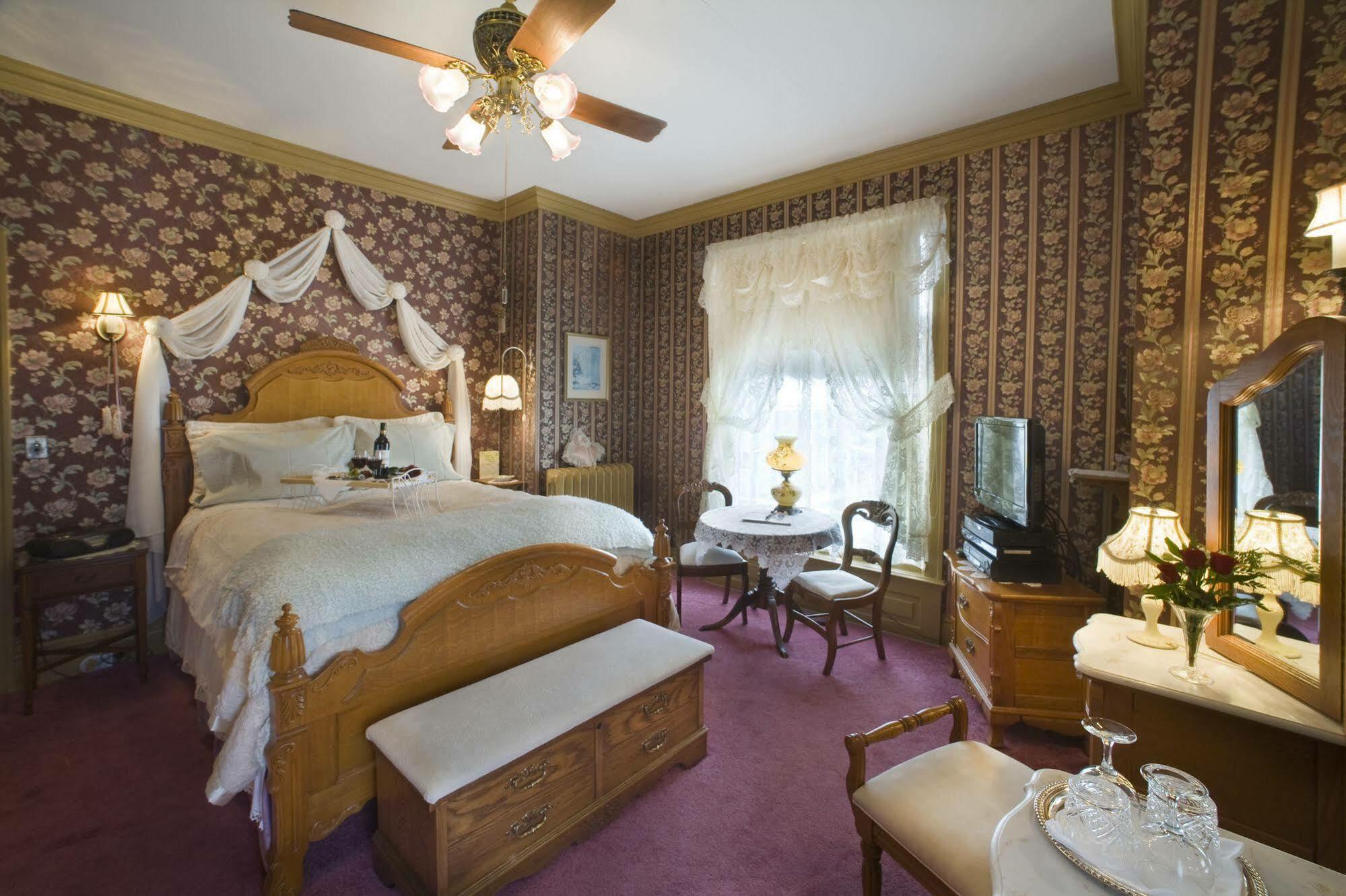 Port City Victorian Inn Маскигон Екстериор снимка