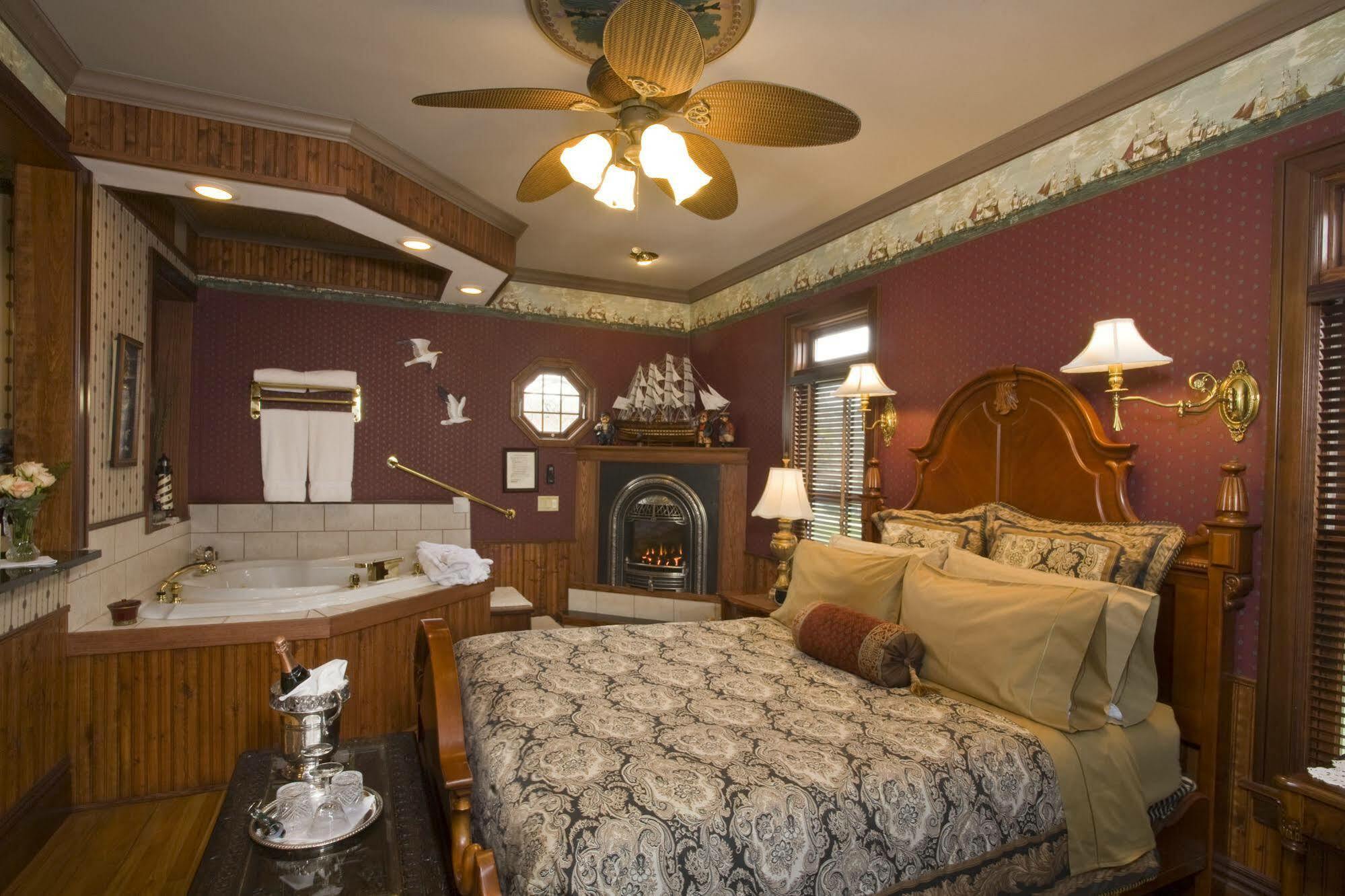 Port City Victorian Inn Маскигон Екстериор снимка