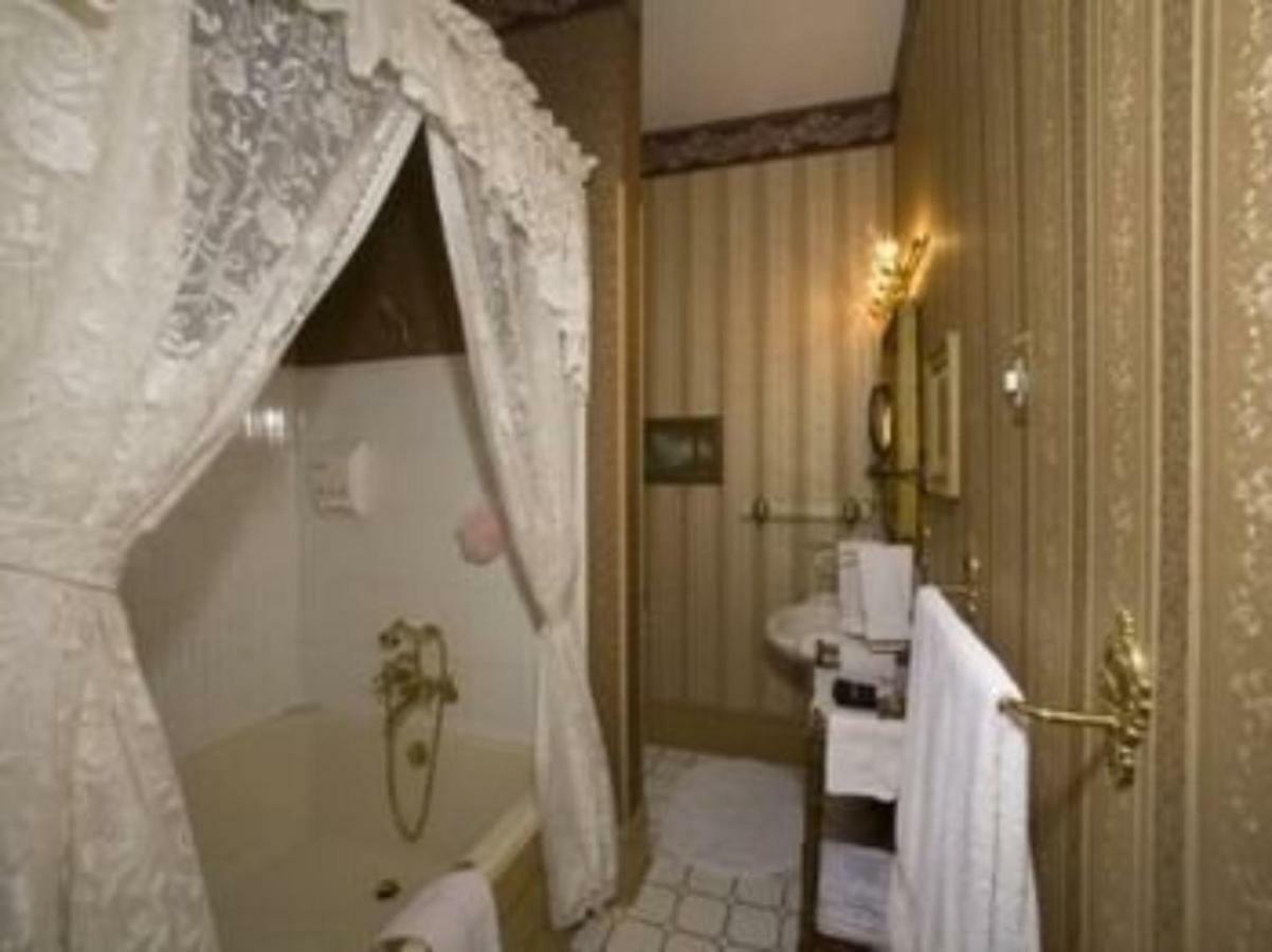 Port City Victorian Inn Маскигон Екстериор снимка