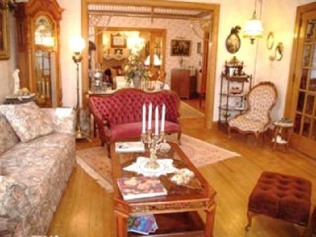 Port City Victorian Inn Маскигон Екстериор снимка