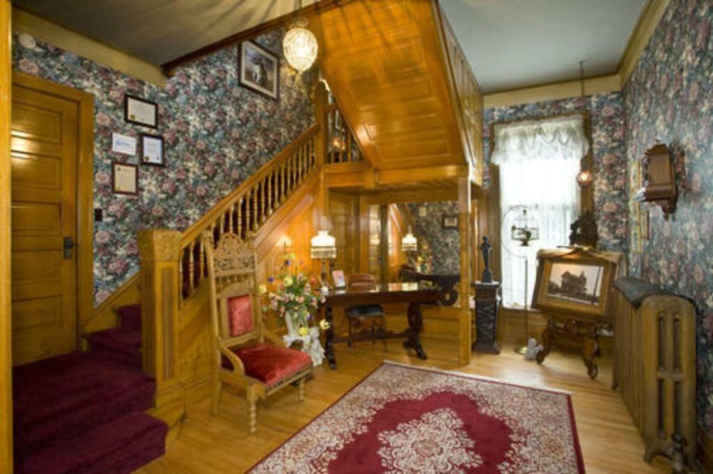 Port City Victorian Inn Маскигон Екстериор снимка