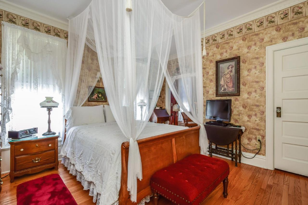 Port City Victorian Inn Маскигон Екстериор снимка